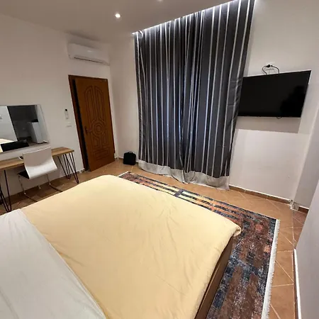 بيت ريفي Tirana Rooms تيرانا