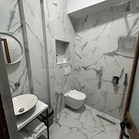 Tirana Rooms بيت ريفي *